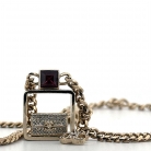ciondolo Chanel in metallo dorato