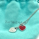 Colgante con dos insignias de corazón en rojo de Tiffany