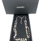 Collar Chanel letras con brillantes y perlas