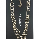 Collar Chanel letras con brillantes y perlas