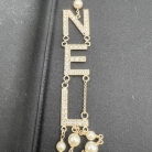 Collar Chanel letras con brillantes y perlas