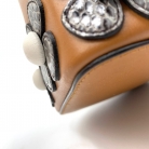 Fendi tresor en cuero camel y diseño flor