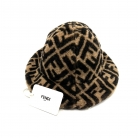 gorro fendi