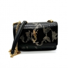 Kate Saint Laurent in pelle di serpente