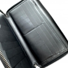 Monedero Gucci en piel negra con el icónico estampado Guccissima