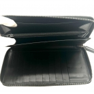 Monedero Gucci en piel negra con el icónico estampado Guccissima