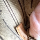 Neverfull Louis Vuitton con iniciales AD