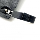Pochette Loewe intagliata