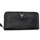 Prada portafoglio zip-around in pelle nera con logo triangolare