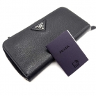 Prada portafoglio zip-around in pelle nera con logo triangolare