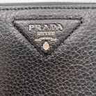 Prada portafoglio zip-around in pelle nera con logo triangolare