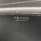 Prada portafoglio zip-around in pelle nera con logo triangolare