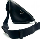 prada triangulo