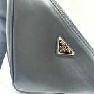 prada triangulo
