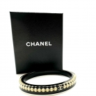 Pulsera de resina y perlas Chanel