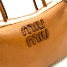 shopper Beau Miu Miu realizzata in morbida pelle di agnello marrone con finiture in lana