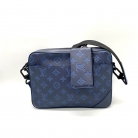 trio messenger louis vuitton